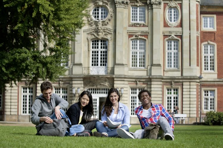Internationale Studierende vor der Uni