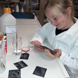 Schülerin im Lehr-Lern-Labor ChemOL